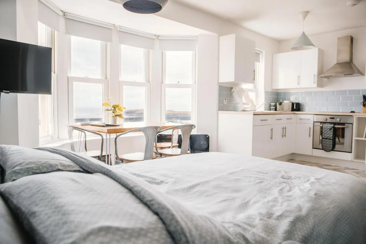 Barry Island Beachfront Apartment - Stunning Bay Views And Private Parking 0*,