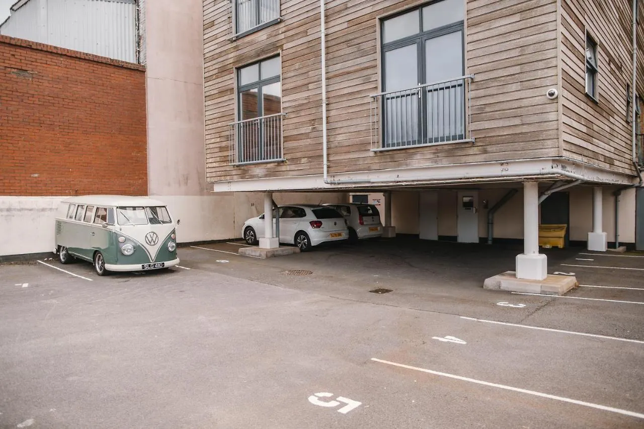 Barry Island Beachfront Apartment - Stunning Bay Views And Private Parking